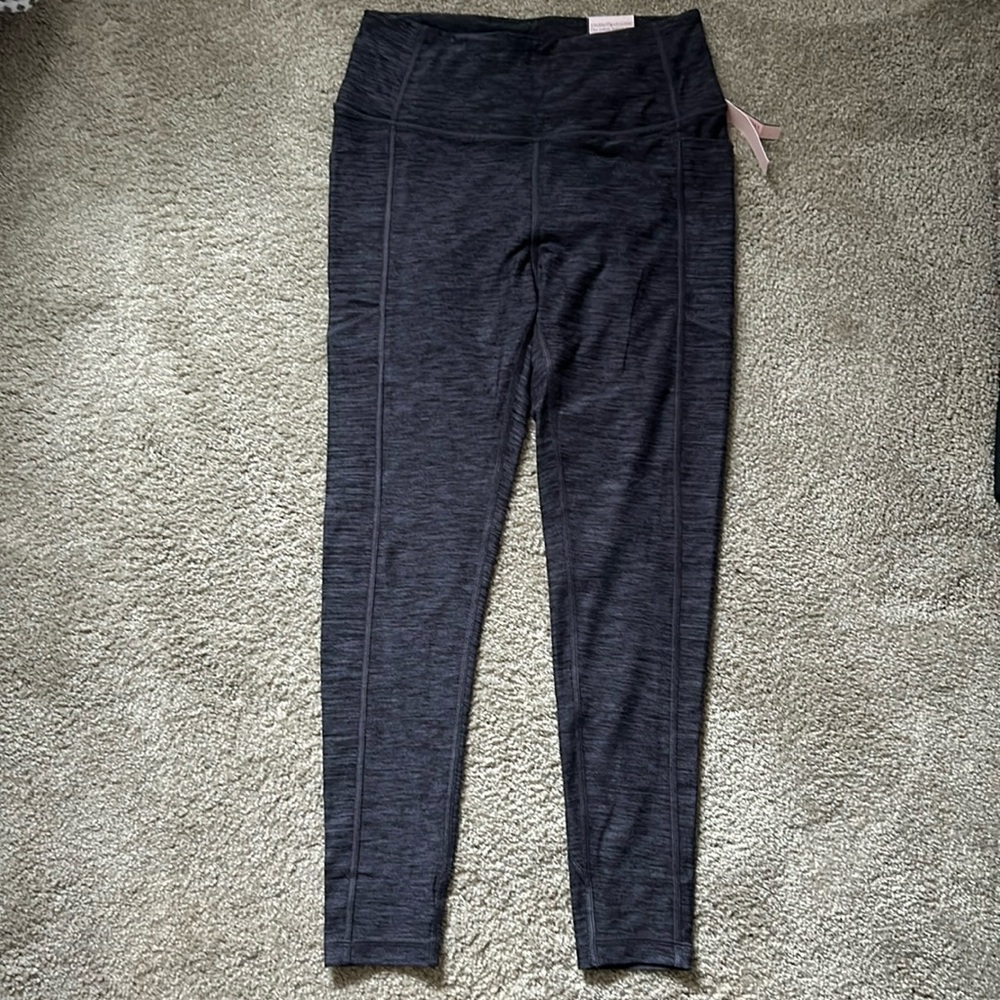 Victoria Secret NWT 7/8 length studio leggings